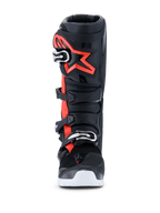 Alpinestars 2026 Tech 7 Enduro Drystar®-stövlar, motocross- och endurostövlar, svarta, röd fluo och vita, vy framifrån, med ett stängningssystem med fyra spännen, förstärkt TPU-skenbensplatta med en stor röd Alpinestars-logotyp och vit yttersula, konstruerade för vattentät terrängprestanda.