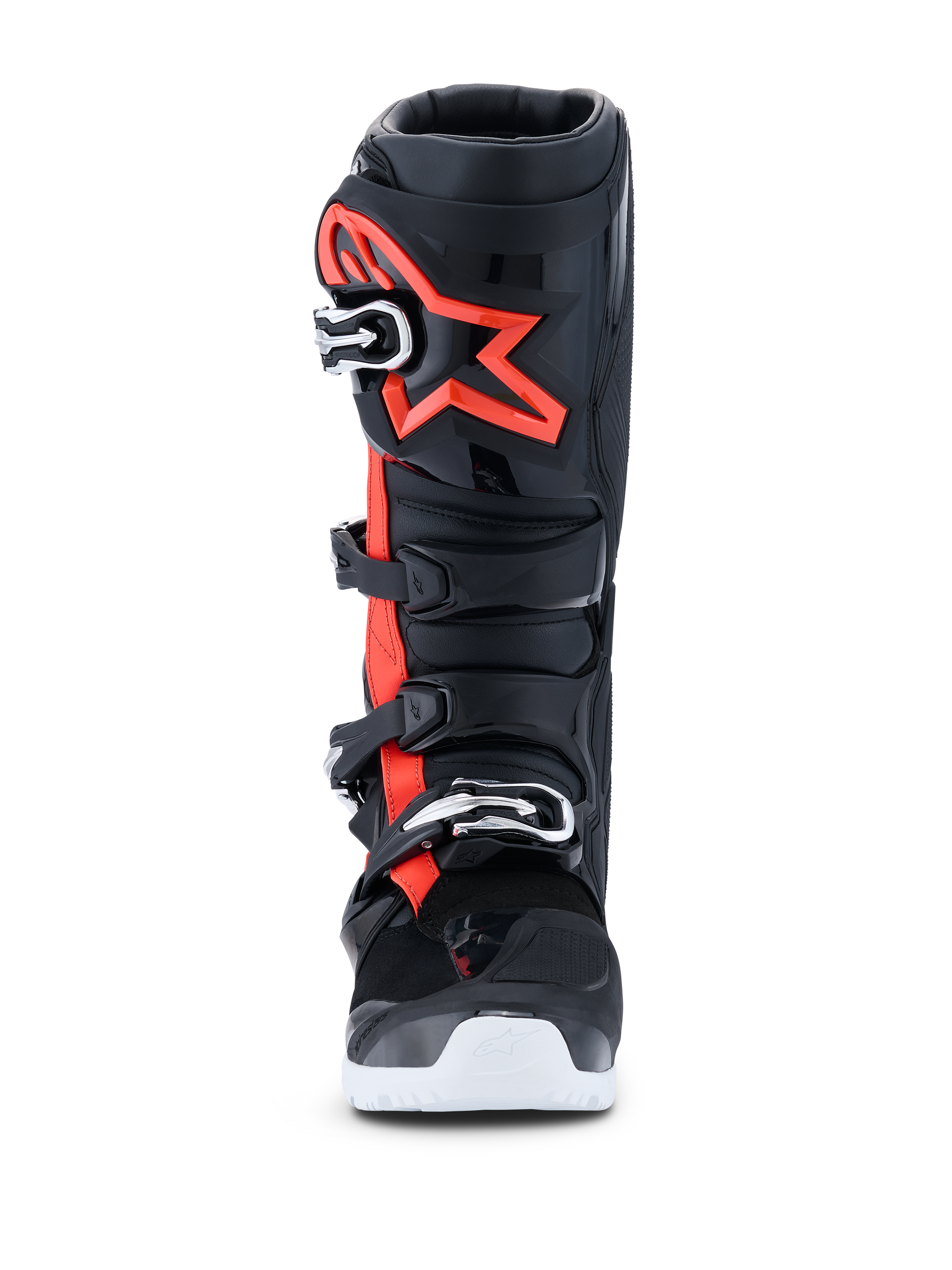 Alpinestars 2026 Tech 7 Enduro Drystar®-stövlar, motocross- och endurostövlar, svarta, röd fluo och vita, vy framifrån, med ett stängningssystem med fyra spännen, förstärkt TPU-skenbensplatta med en stor röd Alpinestars-logotyp och vit yttersula, konstruerade för vattentät terrängprestanda.