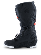 Alpinestars 2026 Tech 7 Enduro Drystar®-stövlar, enduro- och motocross-stövlar, svarta med röd fluo och vita detaljer, sidoprofil som framhäver den mediala TPU-greppanelen med bikakestruktur och den vita sulan, hållbar vattentät konstruktion för offroad-prestanda