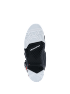 Alpinestars 2026 Tech 7 Enduro Drystar®-stövlar, vy av undersulan, svart och vit gummiblandning med dubbel densitet, texturerade geometriska greppmönster, Alpinestars-logotyp och slitageindikator, designade för grepp vid terräng- och endurokörning