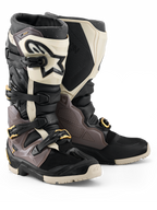 Alpinestars 2026 Tech 7 Enduro Drystar®-stövlar, motocross- och endurostövlar, svarta, mörkgrå och guld, med ett robust TPU-skal, snabbspännen i aluminium med gulddetaljer och en stor vit smalbensplatta med svart logotyp, designade för hållbarhet vid terrängkörning