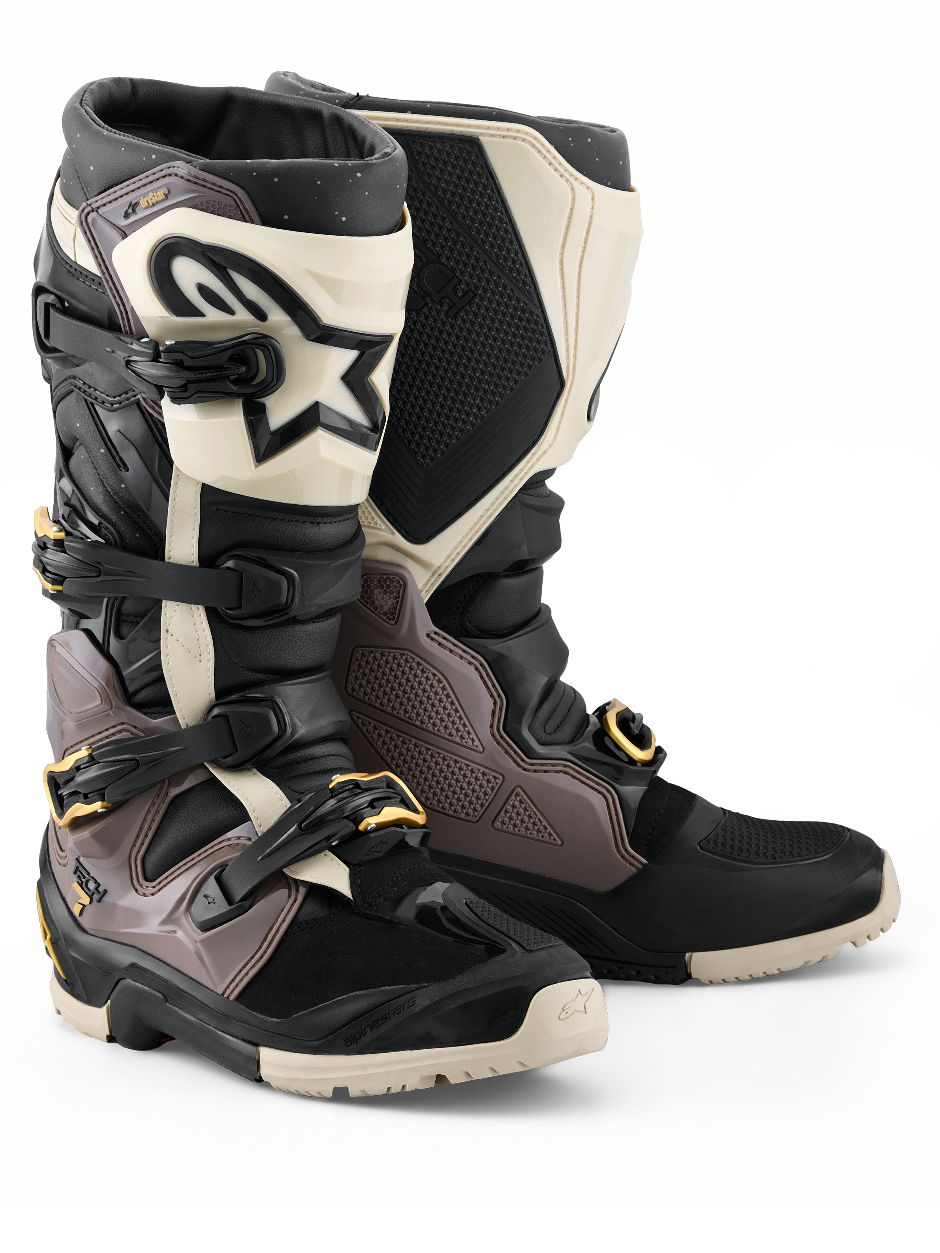 Alpinestars 2026 Tech 7 Enduro Drystar®-stövlar, motocross- och endurostövlar, svarta, mörkgrå och guld, med ett robust TPU-skal, snabbspännen i aluminium med gulddetaljer och en stor vit smalbensplatta med svart logotyp, designade för hållbarhet vid terrängkörning