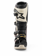 Alpinestars 2026 Tech 7 Enduro Drystar® stövlar, svarta, mörkgrå och guld, vattentäta motorcykelstövlar för terrängkörning, vy framifrån med spännsystem och gulddetaljer, TPU-skenbensskydd och stjärnlogotyp