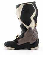 Alpinestars 2026 Tech 7 Enduro Drystar® stövlar, motocross-stövlar, svart, mörkgrå och guld, sidoprofil som framhäver de hållbara TPU-panelerna, guldfärgat spänne och robust enduro-sula för terrängkörning.