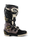 Alpinestars 2026 Tech 7 Enduro Drystar® stövlar, motocross- och endurostövlar, svarta, mörkgrå och guld, med ett flerspännesystem med gulddetaljer, robust dubbelkomponentsula och hållbara TPU-skyddspaneler, professionella stövlar för terrängkörning