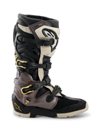 Alpinestars 2026 Tech 7 Enduro Drystar® stövlar, motocross- och endurostövlar, svarta, mörkgrå och guld, med ett flerspännesystem med gulddetaljer, robust dubbelkomponentsula och hållbara TPU-skyddspaneler, professionella stövlar för terrängkörning