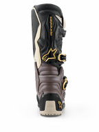 Alpinestars 2026 Tech 7 Enduro Drystar® stövlar, svart, mörkgrå och guld, vy bakifrån som visar skyddande TPU-skal, guldspännen och Alpinestars logotyp, högpresterande endurostövlar