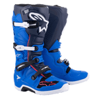 Alpinestars Tech 7-stövlar, motocross-stövlar, Alpine Blue, Night Navy och Bright Red, med vita och svarta aluminiumspännen, stor vit stjärnlogotyp på smalbenet och slitstarka vita sulor, skyddsutrustning för terrängkörning