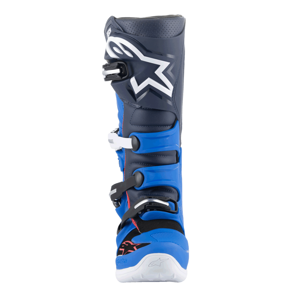 Alpinestars Tech 7-stövlar, motocross-stövlar, Alpine Blue, Night Navy och Bright Red, vy framifrån med en mörkblå ovandel med en stor vit Astars-logotyp, klarblå TPU-skyddspaneler och ett spännsystem, högpresterande skor för terrängkörning