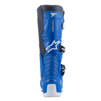 Alpinestars Tech 7-stövlar, motocrossstövlar, Alpine Blue och Night Navy med vita detaljer, baksida som visar det konturerade vadskyddet, vit hälförstärkning med Tech Series-logotyp och detaljer av spännsystemet på sidan.