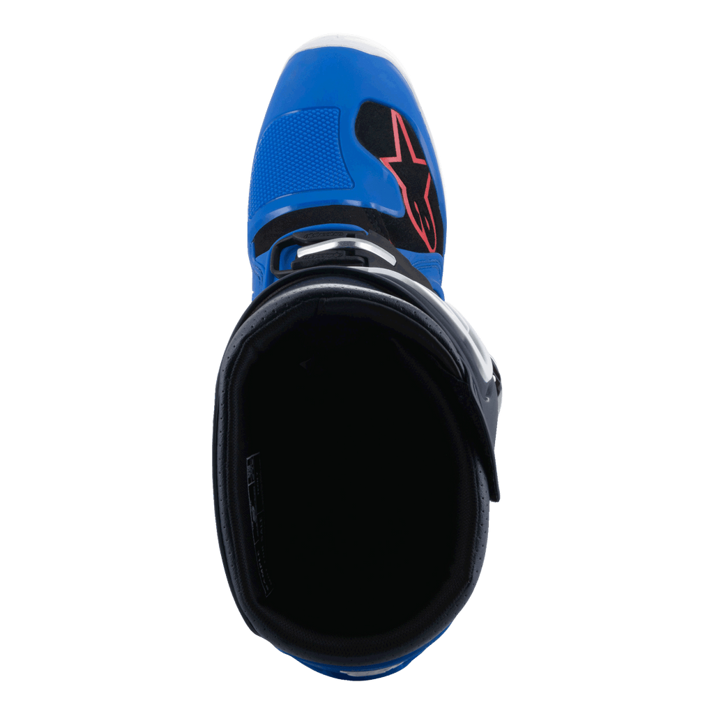 Alpinestars Tech 7-stövlar, motocross-stövlar, Alpine Blue Night Navy och Bright Red, vy uppifrån som visar stövelns insida, med en blå tåbox med röd stjärnlogotyp och svart foder, professionella skor för terrängkörning