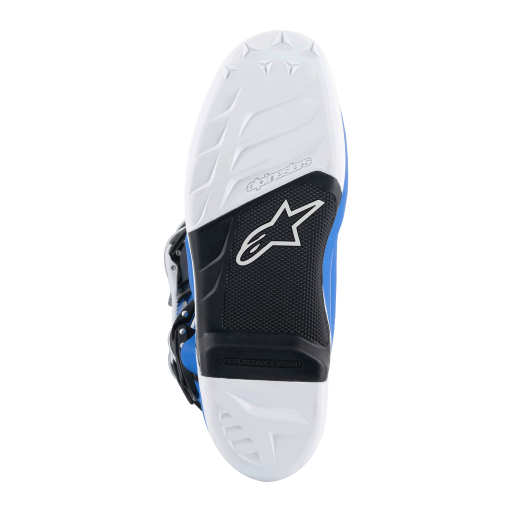 Alpinestars Tech 7 stövlar, motocrossstövlar, alpinblå och vita, vy underifrån av sulan med vitt greppmönster, svart hålfot med utbytbar fotpinnsinsats och Alpinestars logotyp, hållbart material för terrängkörning