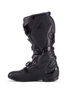 Alpinestars Tech 7-stövlar, motocross-stövlar, helsvarta, sidoprofil som visar TPU-skyddsplattor, spännesystem och texturerade greppaneler, professionella skor för terrängkörning