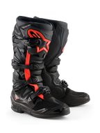 Alpinestars Tech 7-stövlar, motocross-stövlar, svart och röd fluo, med fyra svarta spännen, skenbensplatta i TPU och röd Alpinestars-stjärnlogotyp på sidan, robust terrängdesign.