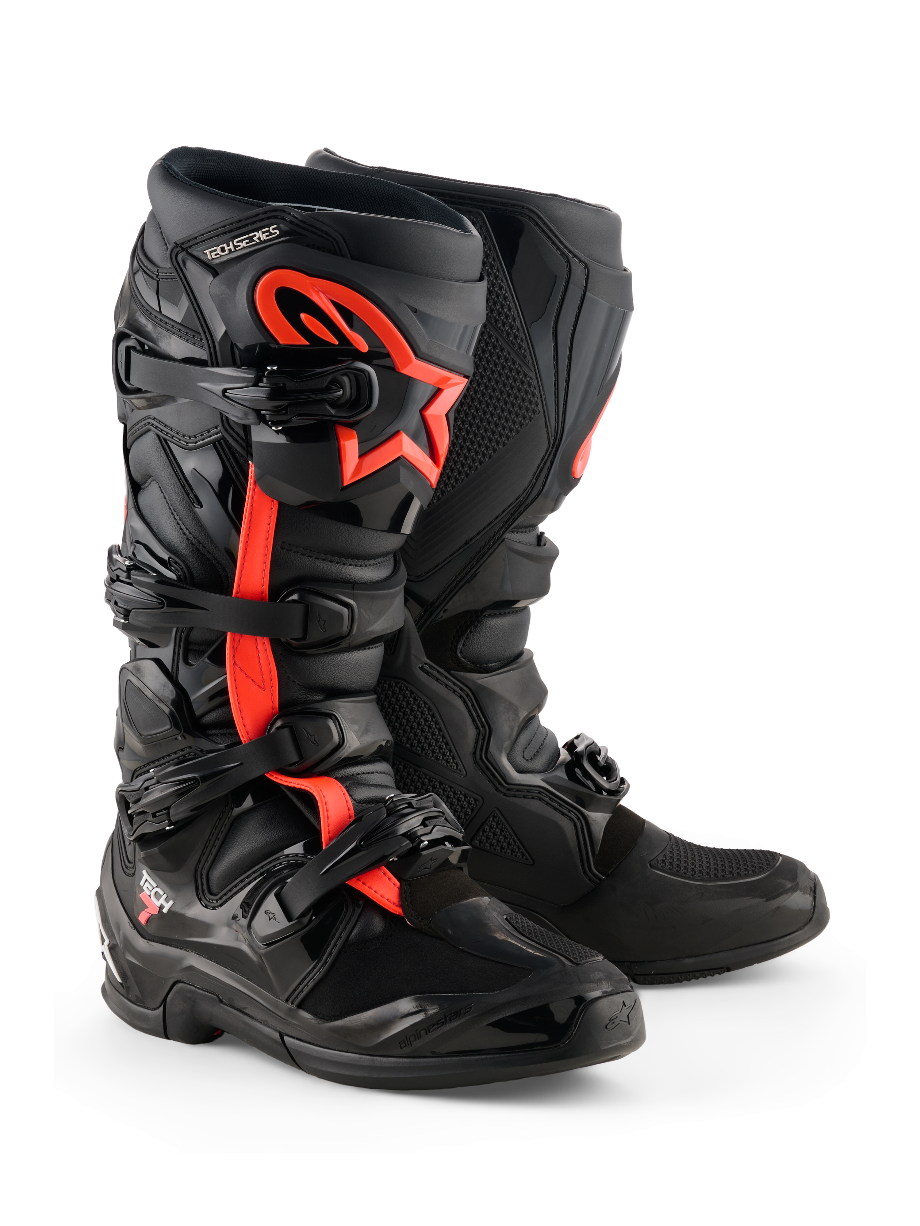 Alpinestars Tech 7-stövlar, motocross-stövlar, svart och röd fluo, med fyra svarta spännen, skenbensplatta i TPU och röd Alpinestars-stjärnlogotyp på sidan, robust terrängdesign.
