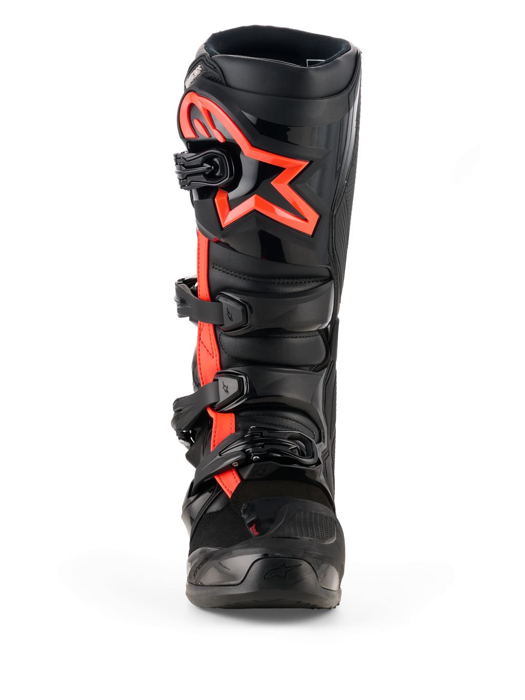 Alpinestars Tech 7-stövlar, motocross-stövlar, svart och röd fluo, vy framifrån, med en stor röd fluo Alpinestars-stjärnlogotyp på skenbensplattan, stängningssystem med fyra spännen, hållbar TPU-konstruktion designad för terrängkörning