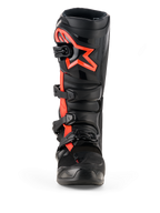 Alpinestars Tech 7-stövlar, motocross-stövlar, svart och röd fluo, vy framifrån, med en stor röd fluo Alpinestars-stjärnlogotyp på skenbensplattan, stängningssystem med fyra spännen, hållbar TPU-konstruktion designad för terrängkörning