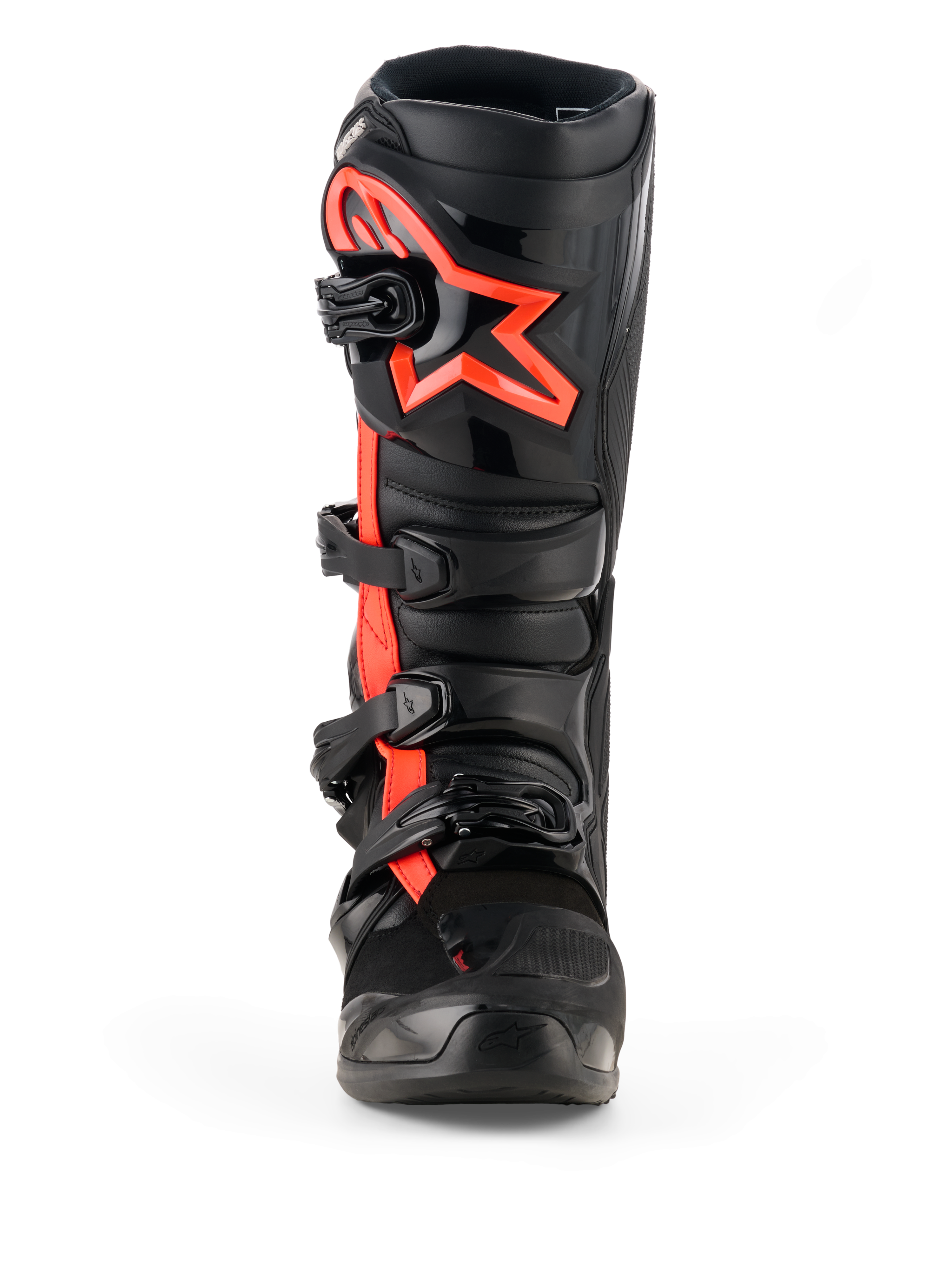 Alpinestars Tech 7-stövlar, motocross-stövlar, svart och röd fluo, vy framifrån, med en stor röd fluo Alpinestars-stjärnlogotyp på skenbensplattan, stängningssystem med fyra spännen, hållbar TPU-konstruktion designad för terrängkörning
