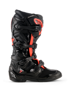 Alpinestars Tech 7-stövlar, motocross-stövlar, svart och röd fluo, sidoprofil, stängningssystem med fyra spännen, TPU-skyddsskal med 'Tech 7'-märkning och vit Astars-logotyp på hälen, hållbara skor för terrängkörning