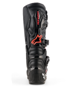 Alpinestars Tech 7-stövlar, motocross-stövlar, svart och röd fluo, vy bakifrån med skyddande TPU-plattor, röd Alpinestars-logotyp på vaden och hållbar konstruktion för offroad-prestanda