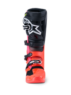 Alpinestars Tech 7-stövlar, motocrossstövlar, svart, röd fluo och rosa fluo, framifrån med svart skenbensplatta och stor vit Astars-logotyp, fluorescerande röd och rosa nedre del samt stängningssystem med silverfärgade spännen