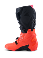 Alpinestars Tech 7-stövlar, motocross-stövlar, Black Red Fluo och Pink Fluo, sidoprofil som framhäver det nedre TPU-skalet, spännsystemet och texturerade skyddspaneler för offroad-prestanda
