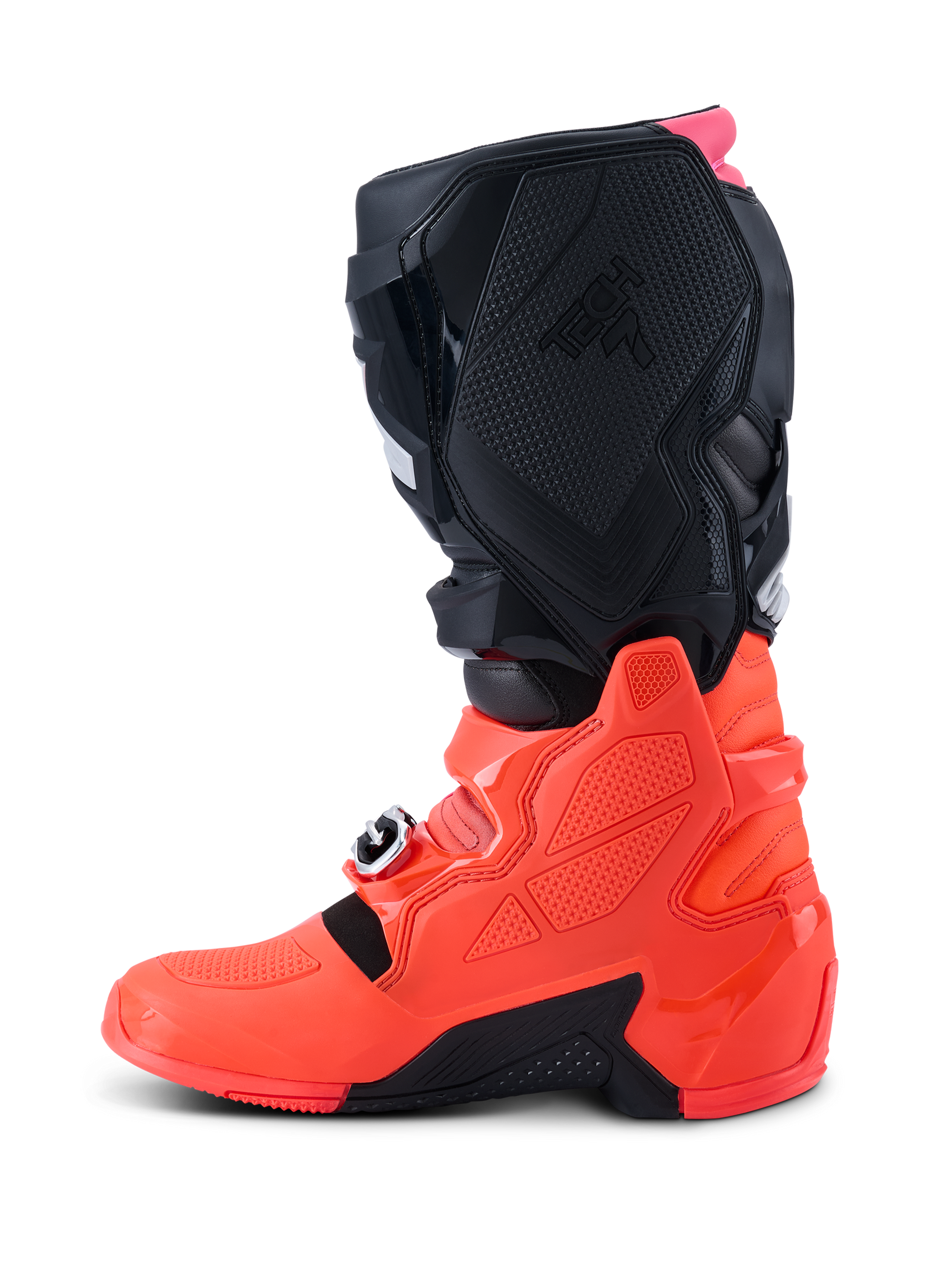 Alpinestars Tech 7-stövlar, motocross-stövlar, Black Red Fluo och Pink Fluo, sidoprofil som framhäver det nedre TPU-skalet, spännsystemet och texturerade skyddspaneler för offroad-prestanda