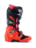 Alpinestars Tech 7-stövlar, motocross-stövlar, svart, röd fluo och rosa fluo, sidoprofil som visar teknisk design med snabbspännen, glansigt TPU-underskal och dubbelpivotsystem för terrängkörning.