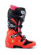 Alpinestars Tech 7-stövlar, motocross-stövlar, svart, röd fluo och rosa fluo, sidoprofil som visar teknisk design med snabbspännen, glansigt TPU-underskal och dubbelpivotsystem för terrängkörning.