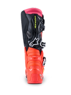 Alpinestars Tech 7-stövlar, motocross-stövlar, svart, röd fluo och rosa fluo, vy bakifrån som visar den förstärkta TPU-hälen, ovandel i flera material och rosa övre manschett.