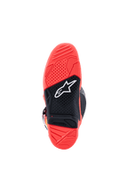 Alpinestars Tech 7-stövlar, vy av yttersulan, lysande fluorescerande röd och svart, med en texturerad gummisula i dubbel gummiblandning, vit Alpinestars-stjärnlogotyp och en slitageindikator