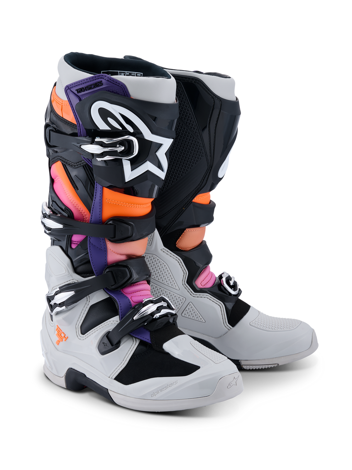 Alpinestars Tech 7-stövlar, motocross-stövlar, svarta, ljusgrå, orange fluo och magenta, med ett stängningssystem med flera spännen, förstärkt TPU-skal och logotyper med hög kontrast, designade för professionell terrängkörning och skydd.
