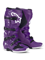 Alpinestars Tech 7 Boots, motocross-stövlar, lila med svarta spännen och en stor vit Astars-logotyp, högpresterande skyddande design med stängning via fyra remmar och hållbart TPU-skal för terrängkörning