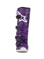 Alpinestars Tech 7-stövlar, lila motocross-stövlar, vy framifrån, med fyra svarta spännen, vit Alpinestars-logotyp på skenbensplattan, hållbart TPU-skal och syntetisk konstruktion för terrängskydd