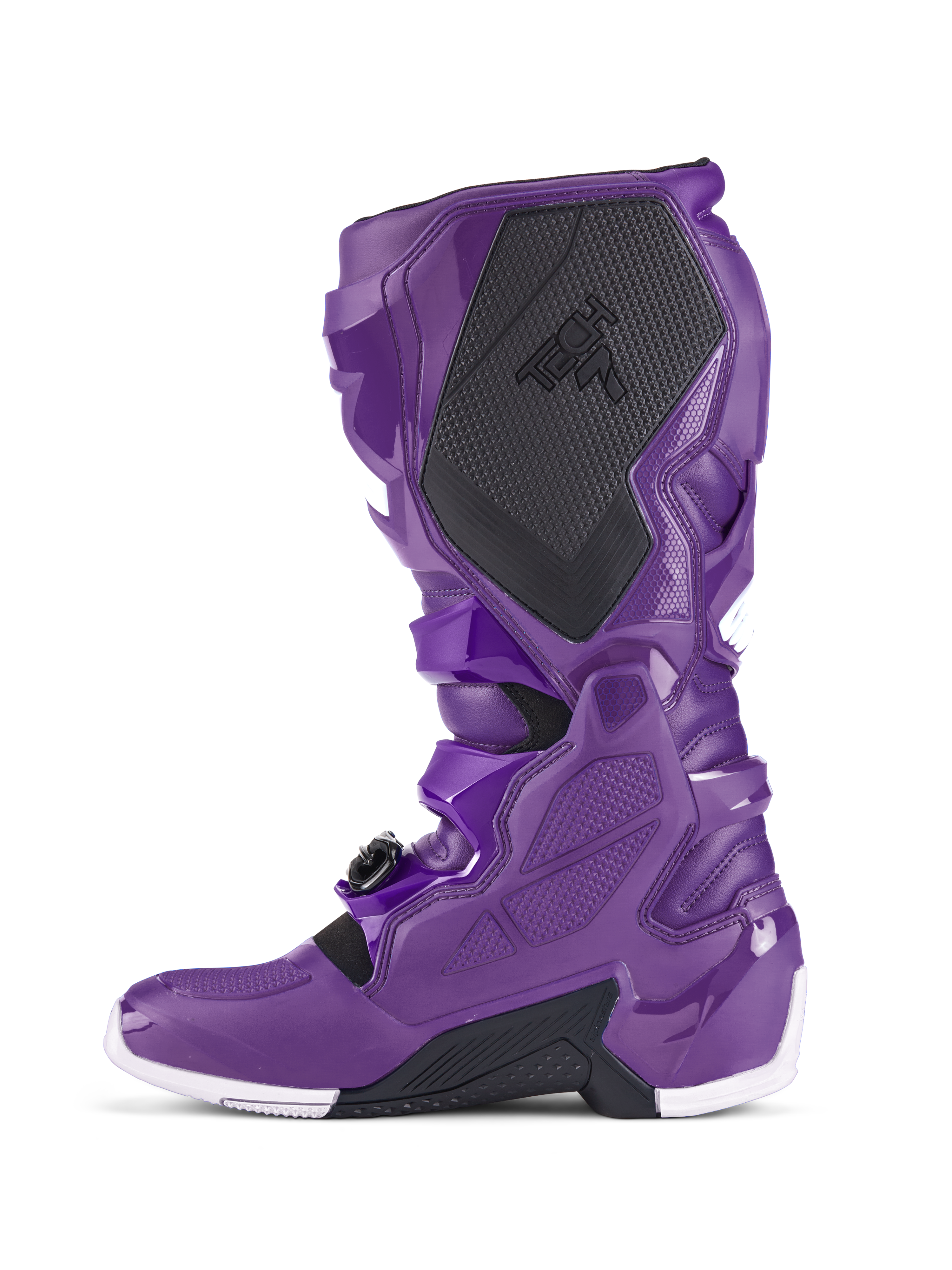 Alpinestars Tech 7-stövlar, lila motocross-stövlar, sidoprofil som visar svart texturerat vadskydd med TECH 7-logotyp, lila TPU-skal, säkert spännsystem och vita detaljer på sulan, specialiserade skor för terrängkörning