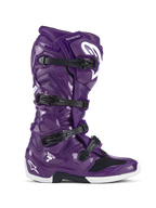 Alpinestars Tech 7 stövlar, motocross- och offroadstövlar, glansig lila med svarta spännen och vita detaljer, sidovy, stängningssystem med fyra remmar, vit stjärnlogotyp på häl och skenben, hållbar TPU-konstruktion för offroad-prestanda