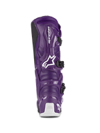 Alpinestars Tech 7-stövlar, motocross-stövlar, lila, vy bakifrån som visar vit Alpinestars-logotyp och Tech Series-märkning på hälen, svarta spännen, hållbar TPU- och syntetisk konstruktion för terrängkörning