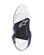 Alpinestars Tech 7-stövlar, lila motocross-stövlar, undersida av sulan som visar vitt och svart vulkaniserat gummi med dubbla gummiblandningar, Alpinestars-logotyp och en synlig röd slitageindikator för terrängprestanda