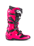 Alpinestars Tech 7-stövlar, motocross- och terrängstövlar, Diva Pink och svart, blankt rosa TPU-skal med svarta detaljer, fyra justerbara svarta spännen, förstärkt benskydd, professionell racingutrustning