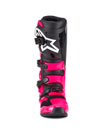 Alpinestars Tech 7-stövlar, motocross-stövlar, Diva Pink Black, vy framifrån, med ett starkrosa TPU-skal och remmar, svart skenbensplatta med en stor vit Alpinestars-stjärnlogotyp och säkra svarta spännen.