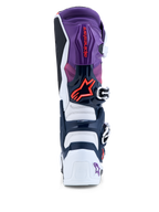 Alpinestars Tech 7-stövlar, lila och vita herrmotocrossstövlar, vy bakifrån med detaljer i röd fluo och TPU-skydd.