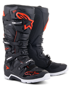 Alpinestars Tech 7 Enduro-stövlar, motocross-stövlar, svarta och röd fluo, med vit sula, spännsystem med fyra spännen och förstärkta skyddspaneler med tydlig röd Alpinestars-logotyp