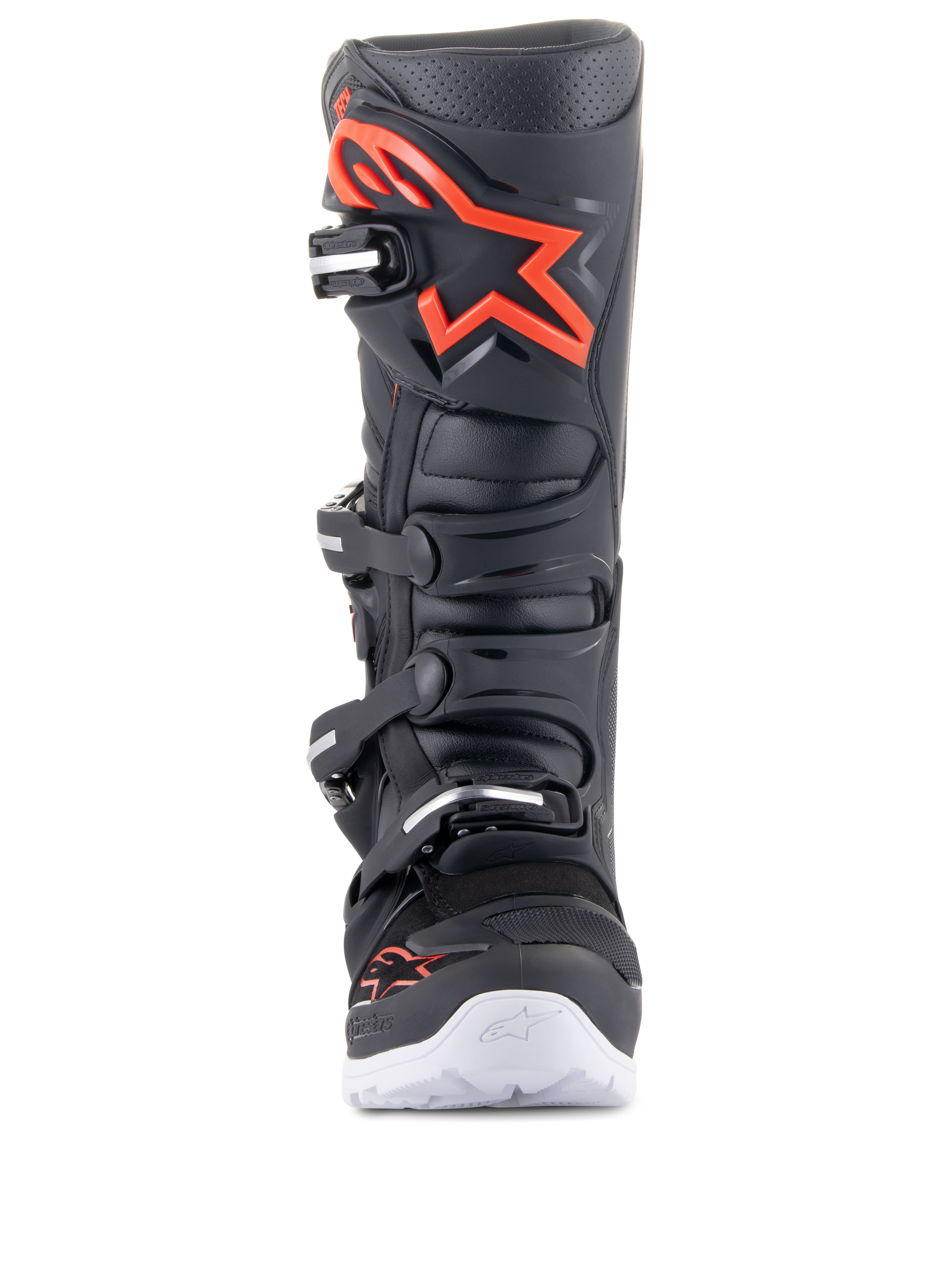 Alpinestars Tech 7 Enduro-stövlar, svarta och fluoröda, sedda framifrån, med en stor röd logotyp på skenbensplattan, stängningssystem med fyra spännen och vita detaljer på yttersulan, professionella stövlar för motocross och terrängkörning