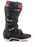 Alpinestars Tech 7 Enduro-stövlar, motocross- och terrängstövlar, svarta och röd fluo, stängningssystem med fyra spännen och silverfärgade detaljer, robust vit och svart sula, Alpinestars-logotyp på tå och sida, professionellt skydd för enduro- och trailkörning