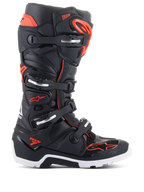 Alpinestars Tech 7 Enduro-stövlar, motocross- och terrängstövlar, svarta och röd fluo, stängningssystem med fyra spännen och silverfärgade detaljer, robust vit och svart sula, Alpinestars-logotyp på tå och sida, professionellt skydd för enduro- och trailkörning