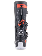 Alpinestars Tech 7 Enduro-stövlar, svarta och röd fluo, vy bakifrån med vit ASTARS-logotyp, rött TPU-vadskydd och vita häldetaljer, slitstarka motorcykelstövlar för terrängkörning
