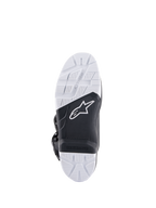 Alpinestars Tech 7 Enduro-stövlar, vy av sulan som visar den specialutvecklade sammansatta slitsulan, svart och vit tvåtonsdesign med texturerat greppmönster, vit stjärnlogotyp och en utbytbar fotpinnsinsats.