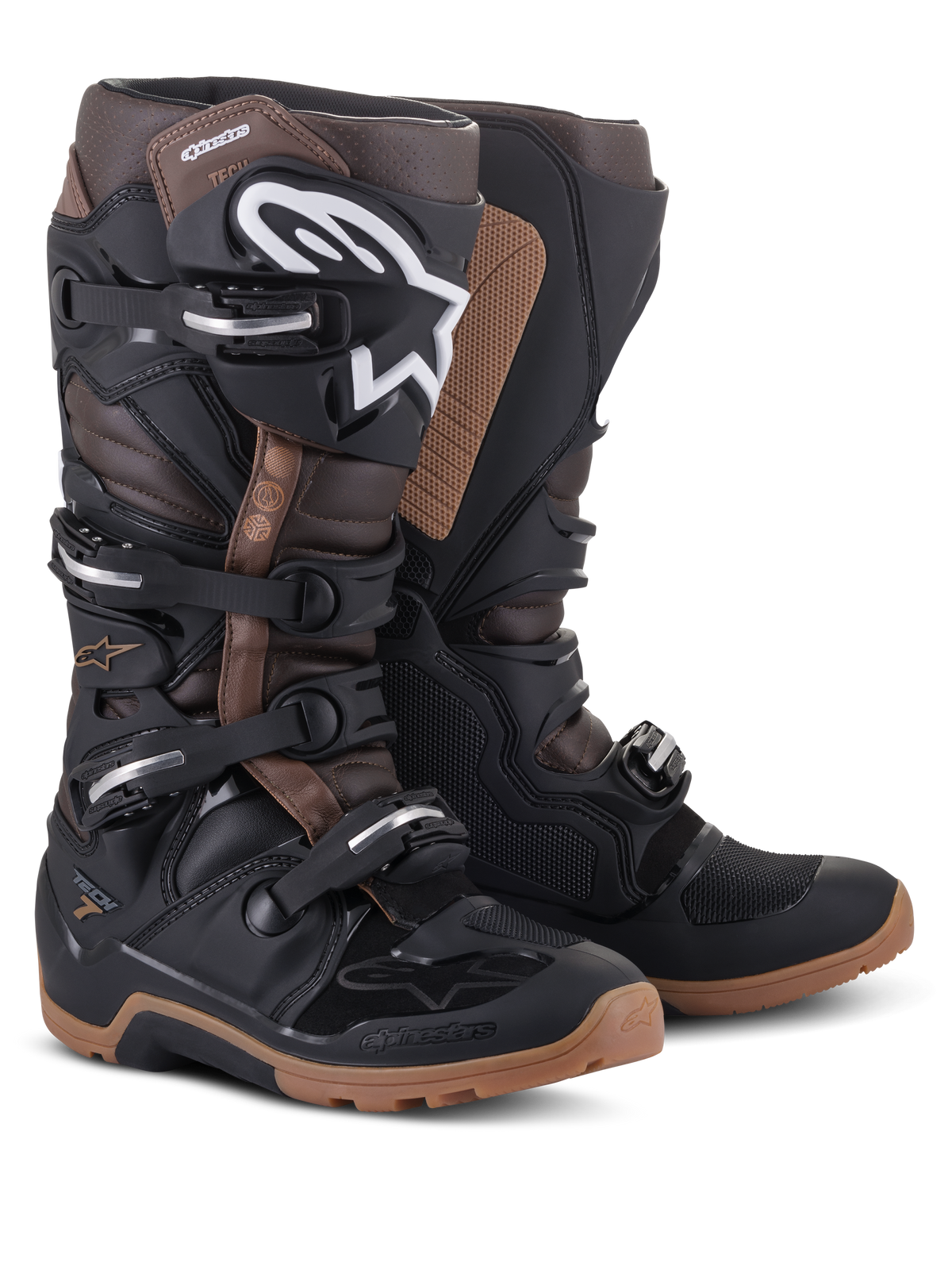Alpinestars Tech 7 Enduro-stövlar, svarta och mörkbruna, motorcykelstövlar för terrängkörning med en vit Alpinestars-logotyp på smalbenet, stängningssystem med fyra spännen och robusta bruna sulor.