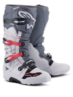 Alpinestars Tech 7 Enduro-stövlar, stövlar för terrängkörning, ljusgrå och mörkgrå med klarröda detaljer, med ett spännsystem med flera spännen och en robust gummiblandad sula designad för enduro- och trailkörning