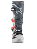 Alpinestars Tech 7 Enduro-stövlar, motocross- och endurostövlar, ljusgrå, mörkgrå och klarröd, vy framifrån med ett avancerat spännsystem med röda remmar, mörkgrå TPU-skenbensplatta med vit stjärnlogotyp och ett slitstarkt ljusgrått chassi.